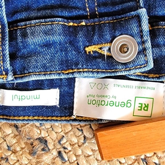 BRAND NEW trending mom jeans - Picture 3 of 3